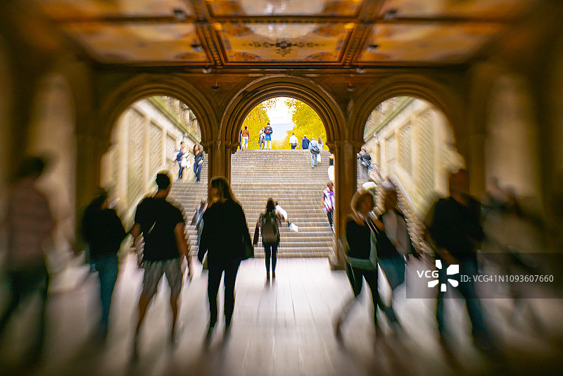 纽约中央公园贝塞斯达露台：秋色中的人群图片素材