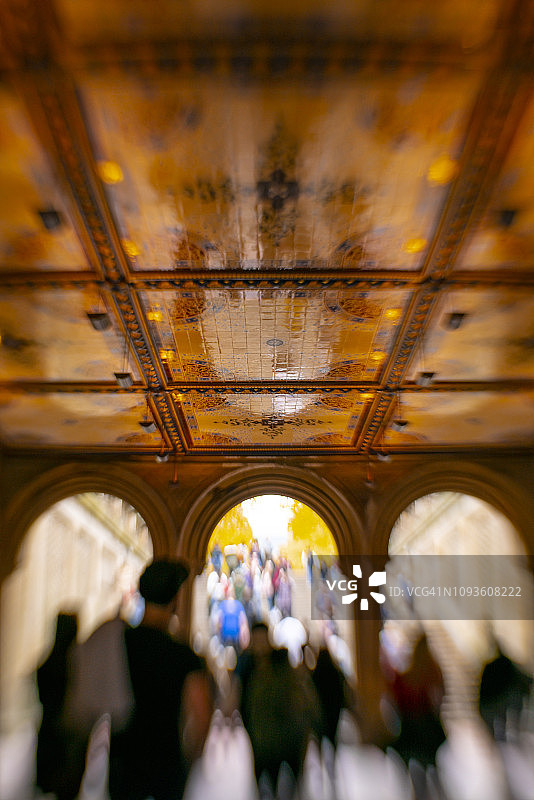 纽约中央公园贝塞斯达露台：秋色中的人群图片素材