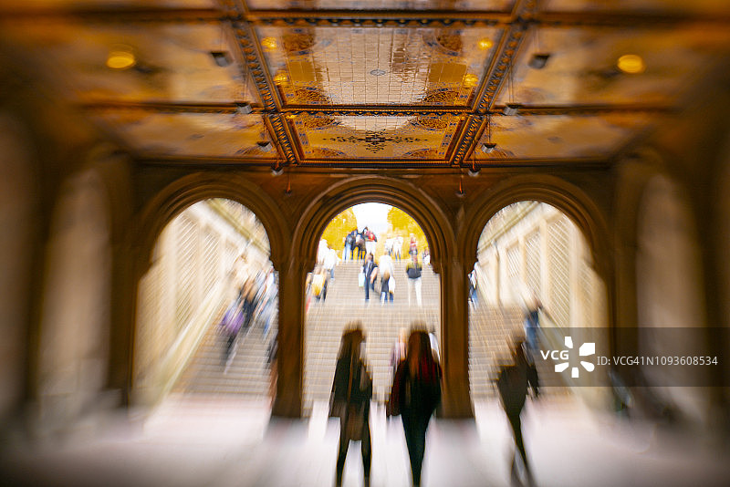 纽约中央公园贝塞斯达露台：秋色中的人群图片素材