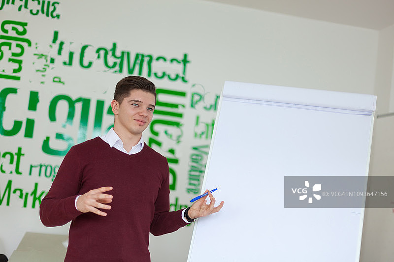 在白板上写想法的年轻商人图片素材