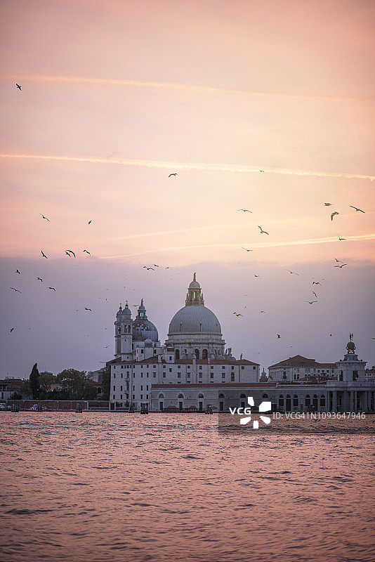 威尼斯圣玛丽亚德拉健康教堂日落景色图片素材