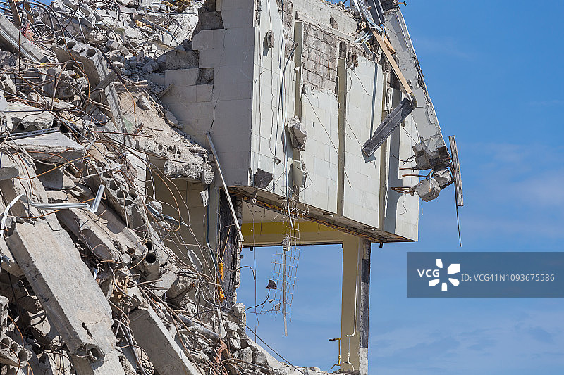 拆除后的金属和石块碎片图片素材