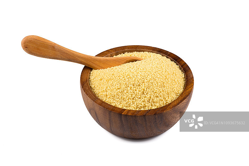 白色背景的木碗中的生粗麦粉图片素材