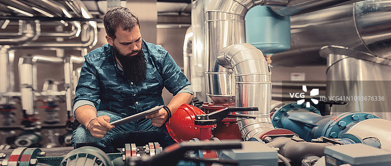 工作中的固定设备工程师图片素材