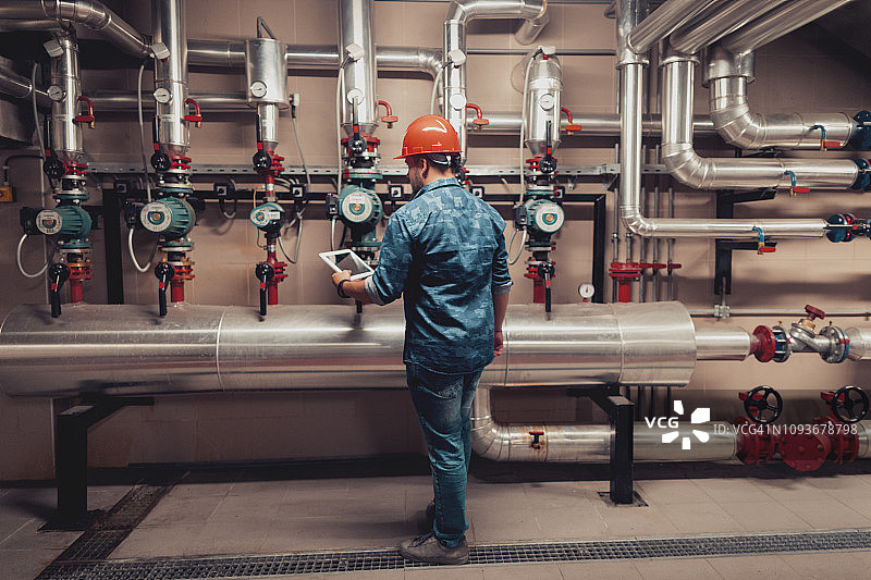 工作中的固定设备工程师图片素材
