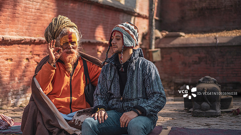 戴帽子的男人与神职人员在帕苏帕蒂纳神庙图片素材