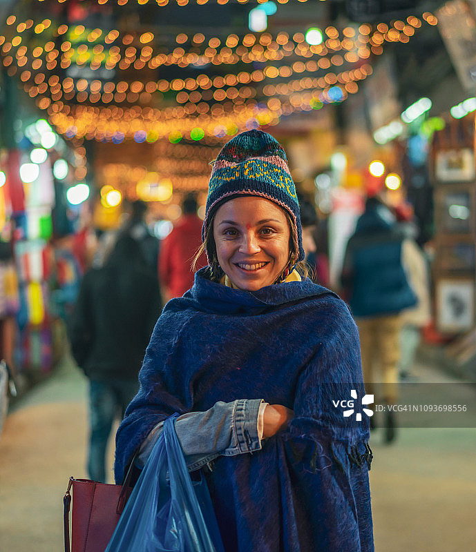 在加德满都塔梅尔街头购物的嬉皮士女人图片素材