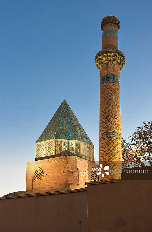 伊朗纳坦兹“Masjed-e Jameh”清真寺建筑群内“谢赫·阿卜杜勒-萨马德神社”陵墓的穹顶和宣礼塔图片素材