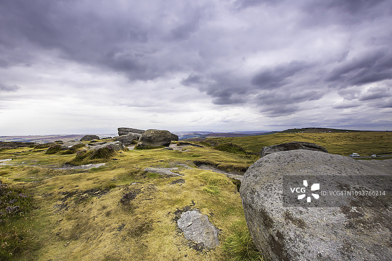 英国山顶巨石山谷壮丽景色全景图片素材