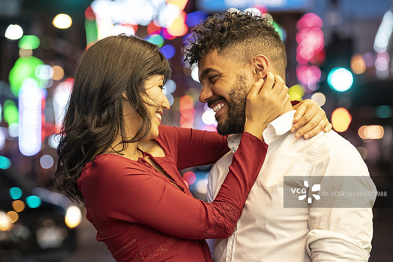 面对面夜出的年轻夫妇图片素材