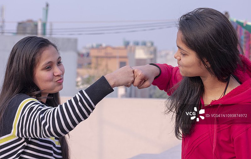 两位女性闺蜜友谊长存标志图片素材