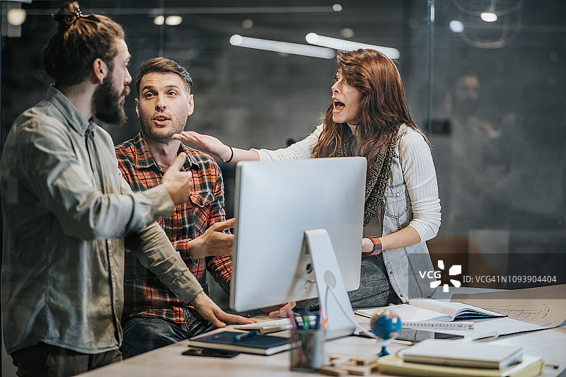 愤怒的同事在办公室工作时发生冲突图片素材