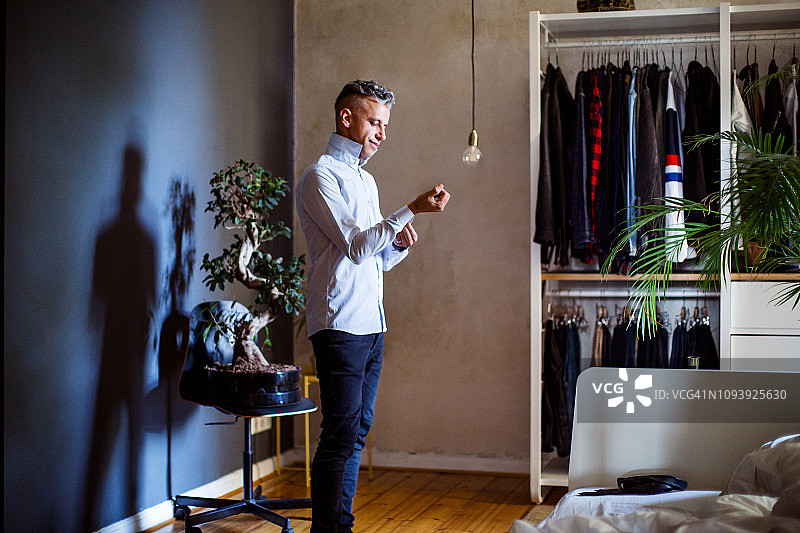 年长的男人准备上班图片素材