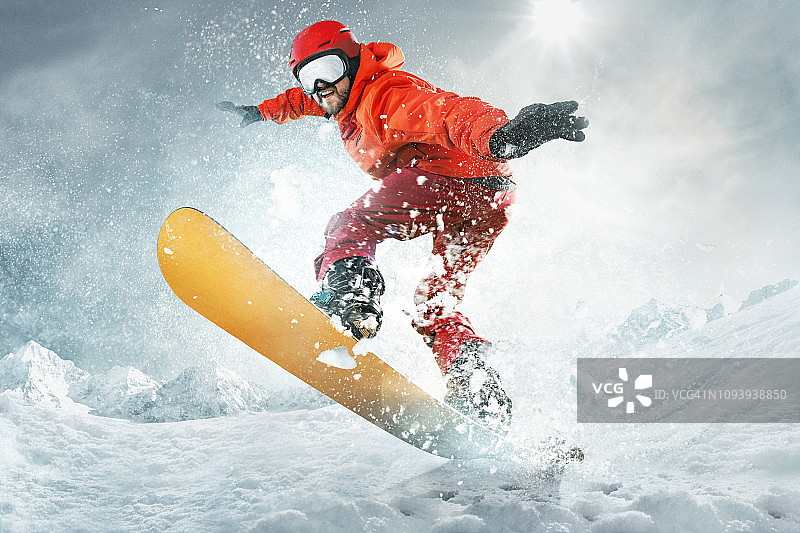 滑雪者在深蓝色天空背景下跳跃图片素材