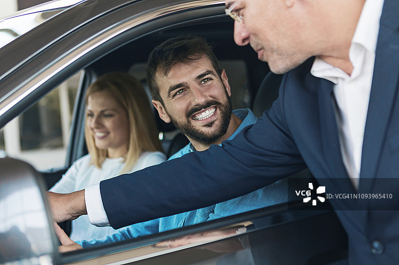 这辆车非常适合您图片素材