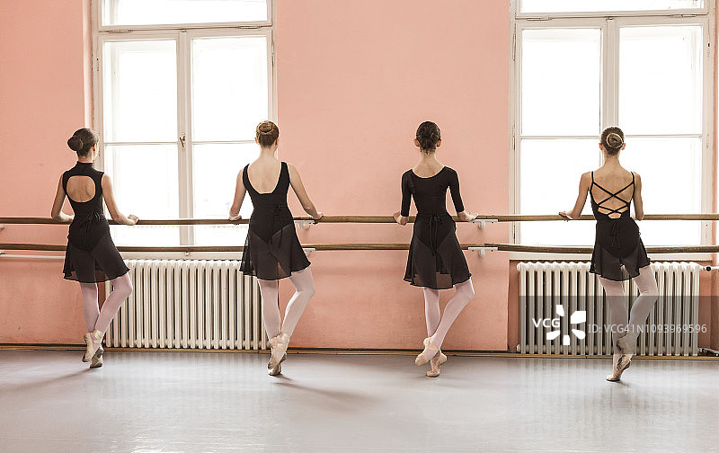 在学校为练习做准备的芭蕾舞者图片素材