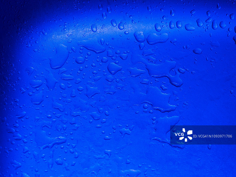 蓝色环境中的水滴：干旱与水资源图片素材