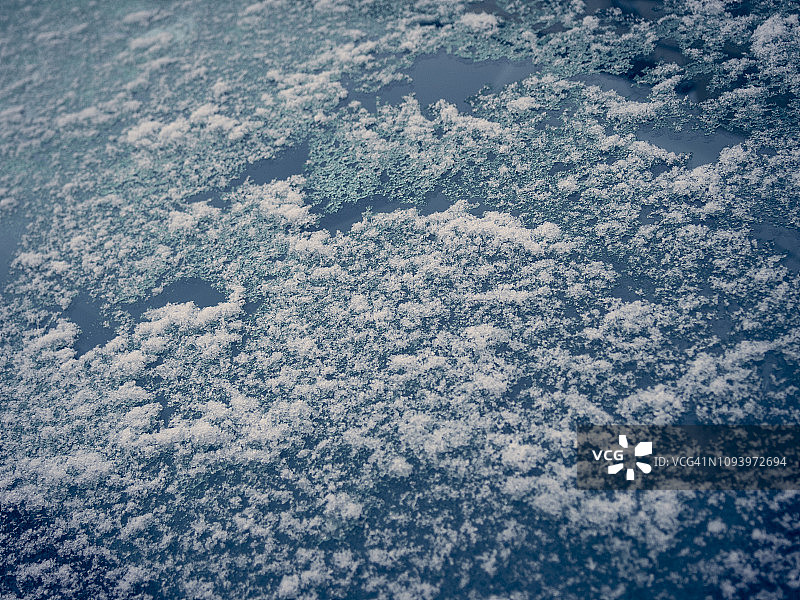 从天空俯瞰地球的景象：玻璃上的冰图片素材