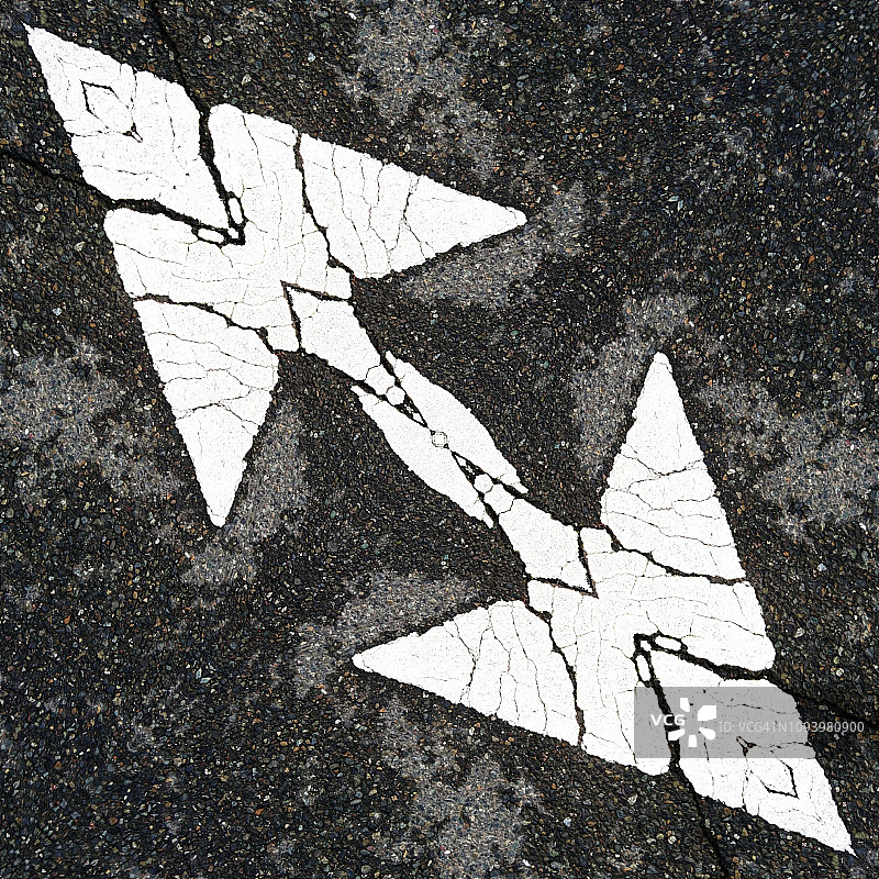 铺砌街道上绘制的白色箭头指示方向图片素材