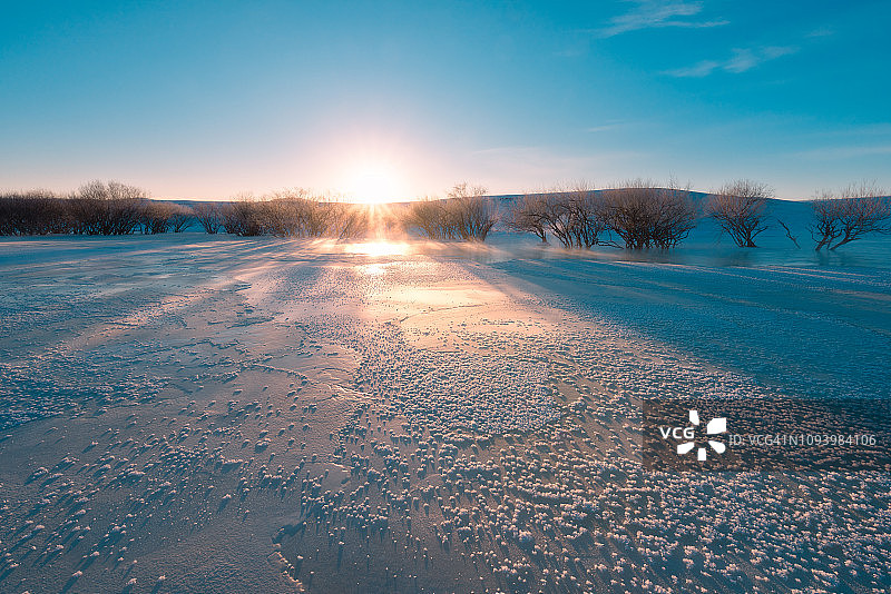 冰封湖面日出图片素材