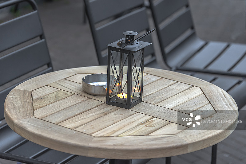 庭院桌椅，桌上有烟灰缸和烛台图片素材