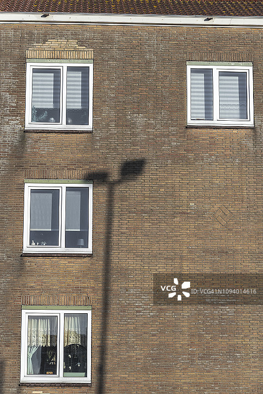 公寓楼墙上路灯柱的影子图片素材