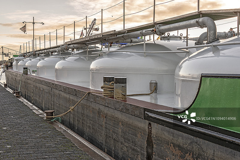 码头上油轮的侧视图图片素材
