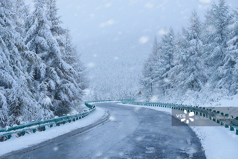 冬季空旷的道路图片素材