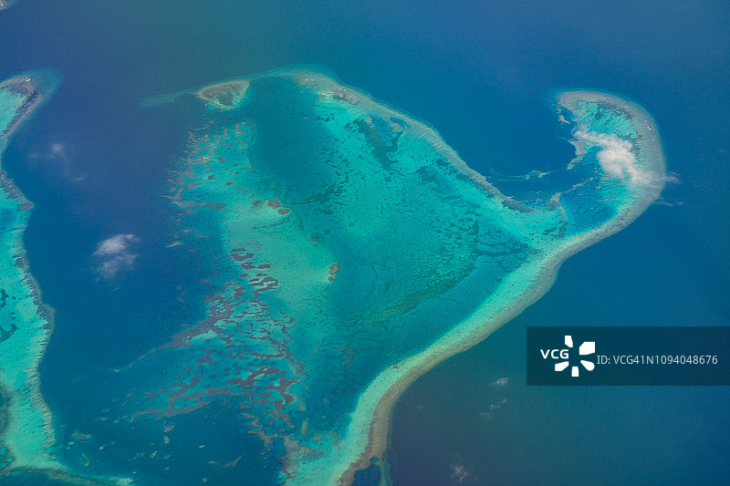 菲律宾西民都洛省萨布拉扬的阿波礁自然公园航拍日景图片素材