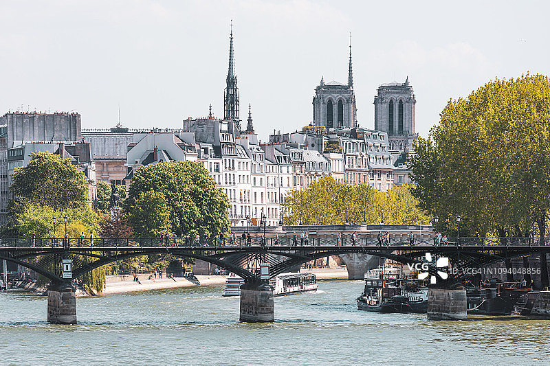 晴天下的艺术桥和巴黎圣母院（法国）图片素材