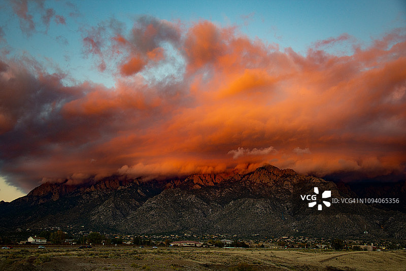 雄伟天空和云彩下的桑迪亚山脉图片素材