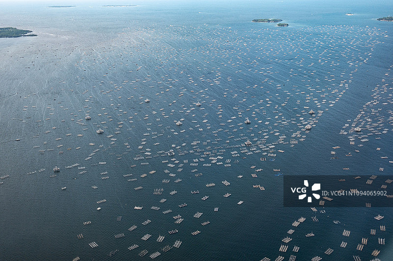印度尼西亚万丹省丹格朗市爪哇海的鱼塘航拍图片素材