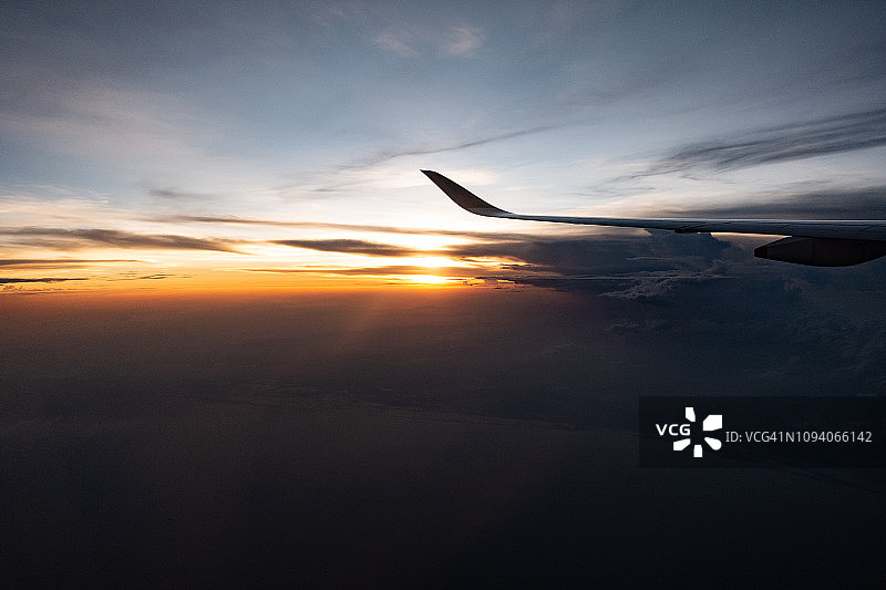 印度尼西亚南苏门答腊日落时分的飞机航拍图片素材