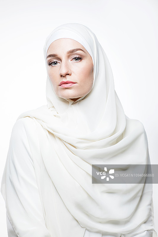 戴着头巾的美丽穆斯林女人图片素材