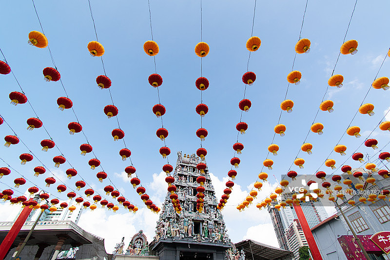 新加坡唐人街的中国灯笼，蓝天背景图片素材