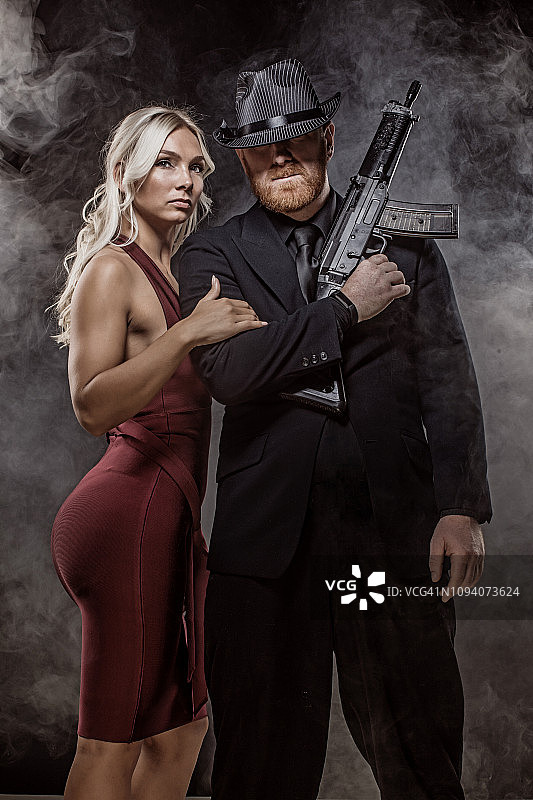 红发男子和美丽的白发女子图片素材