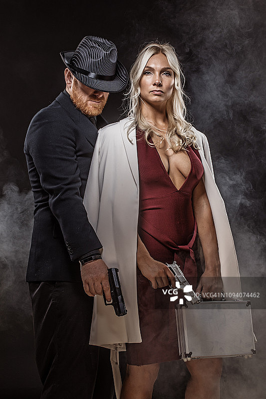 红发男子和美丽的白发女子图片素材