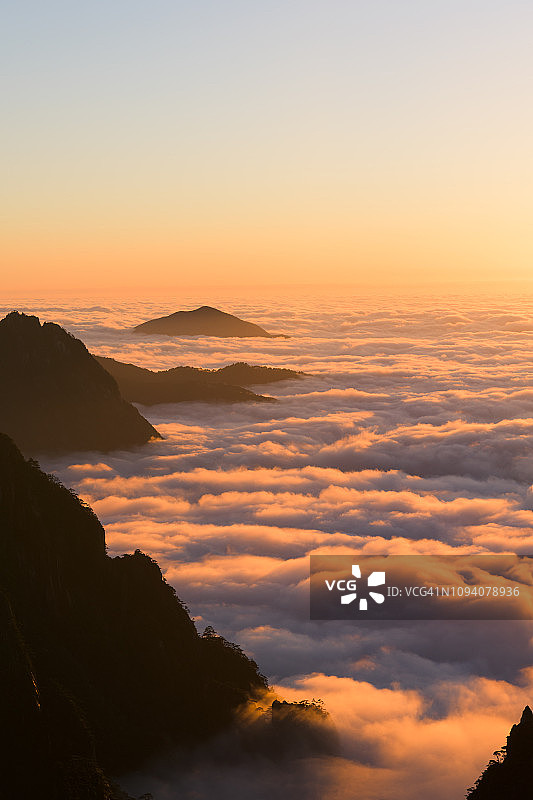 冬季黄山傍晚的壮丽景色图片素材