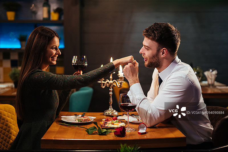 情侣在餐厅享用浪漫晚餐图片素材