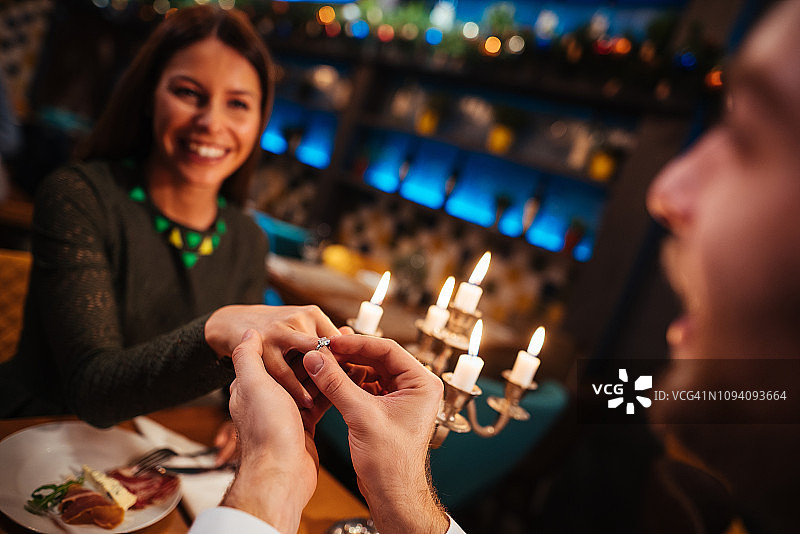 男人将戒指戴在女朋友的手指上图片素材