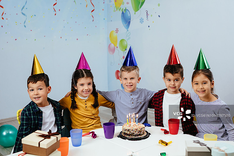 生日派对上的孩子们图片素材