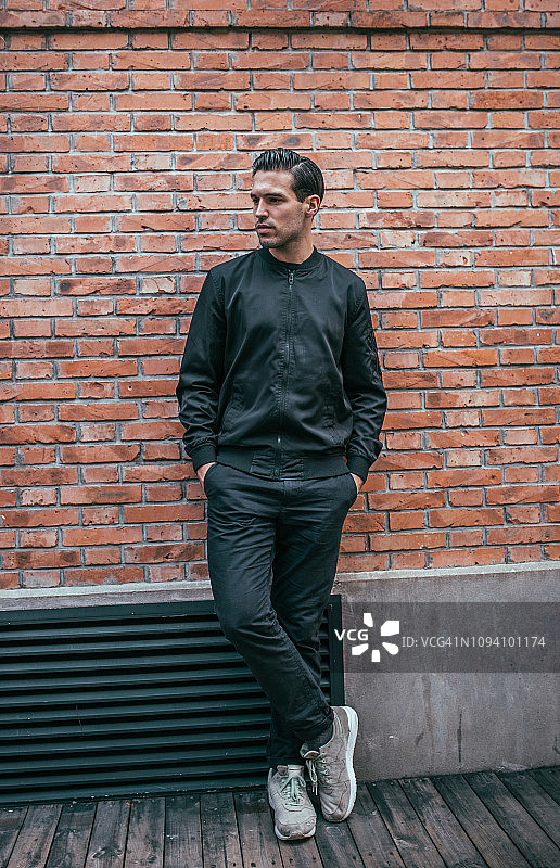 在街上等待的迷人男人图片素材