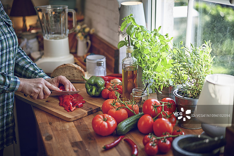 制作番茄黄瓜蔬菜冷汤图片素材