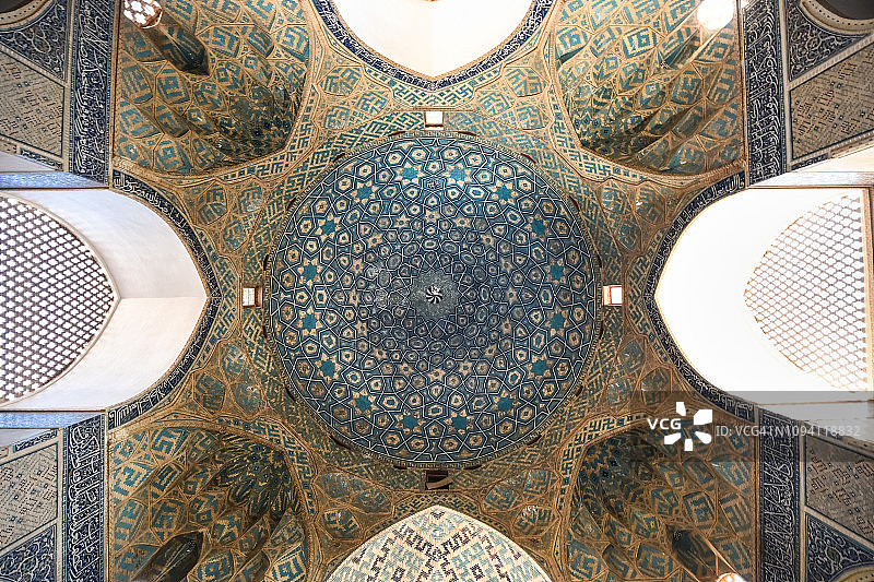 伊朗亚兹德聚礼清真寺的华丽穹顶内景图片素材