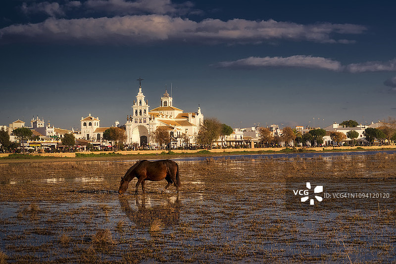 西班牙安达卢西亚韦尔瓦省的埃尔罗西奥村庄图片素材