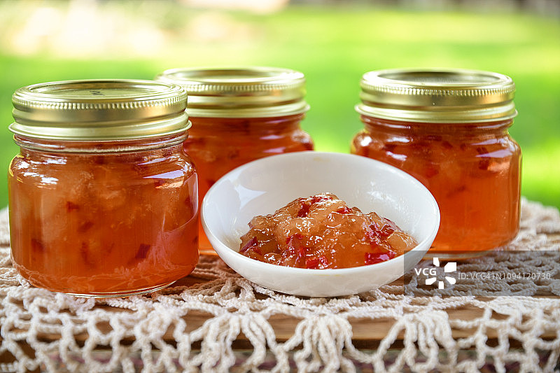 罐装新鲜桃子墨西哥胡椒果冻特写图片素材