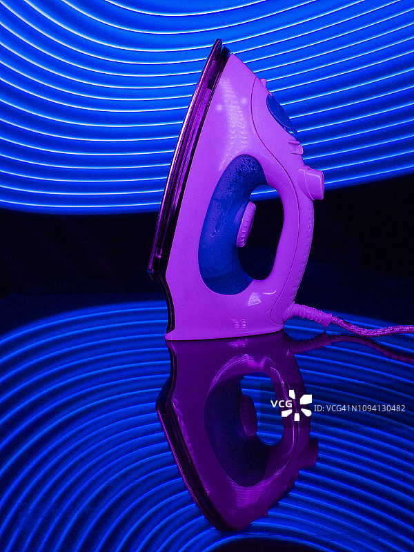 现代环境中反射表面上可以看到人脸的铁，电子连接图片素材