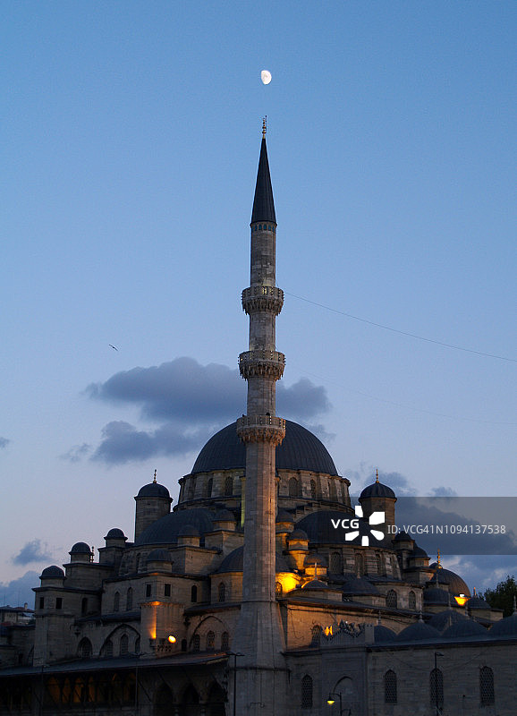 土耳其伊斯坦布尔耶尼清真寺宣礼塔上的月亮图片素材