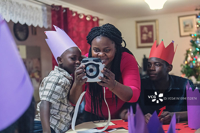 庆祝主显节的非裔家庭图片素材