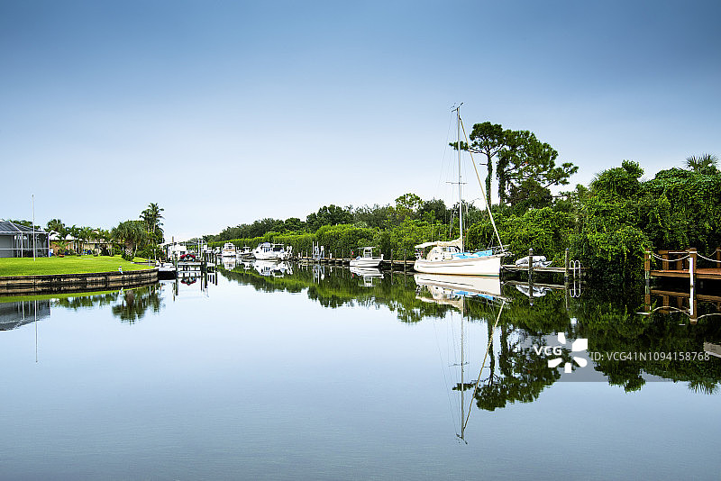 佛罗里达州迈尔斯堡的运河社区和卡卢萨哈奇河图片素材